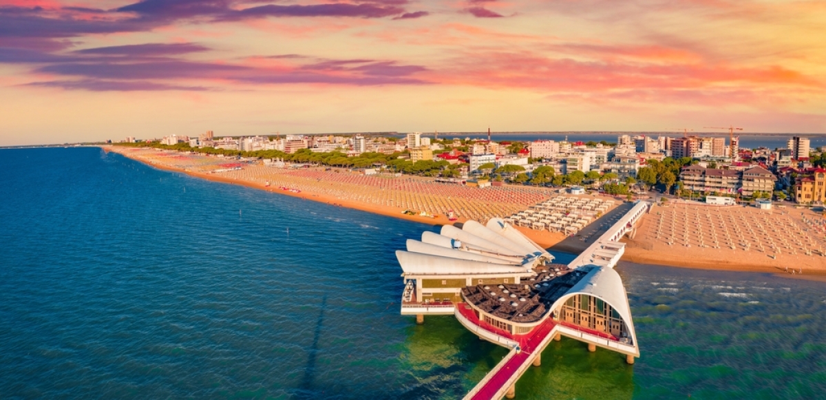 Lignano Sabbiadoro, pláž, piesok, Taliansko, dovolenka, leto, slnečníky, mólo