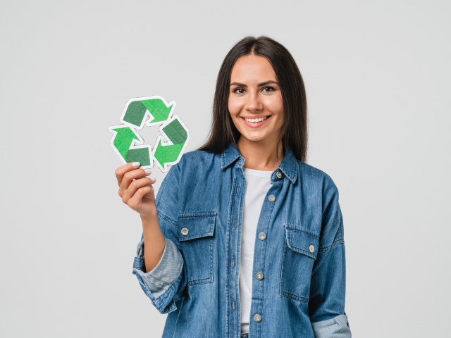 usmiata žena, logo, recyklácia