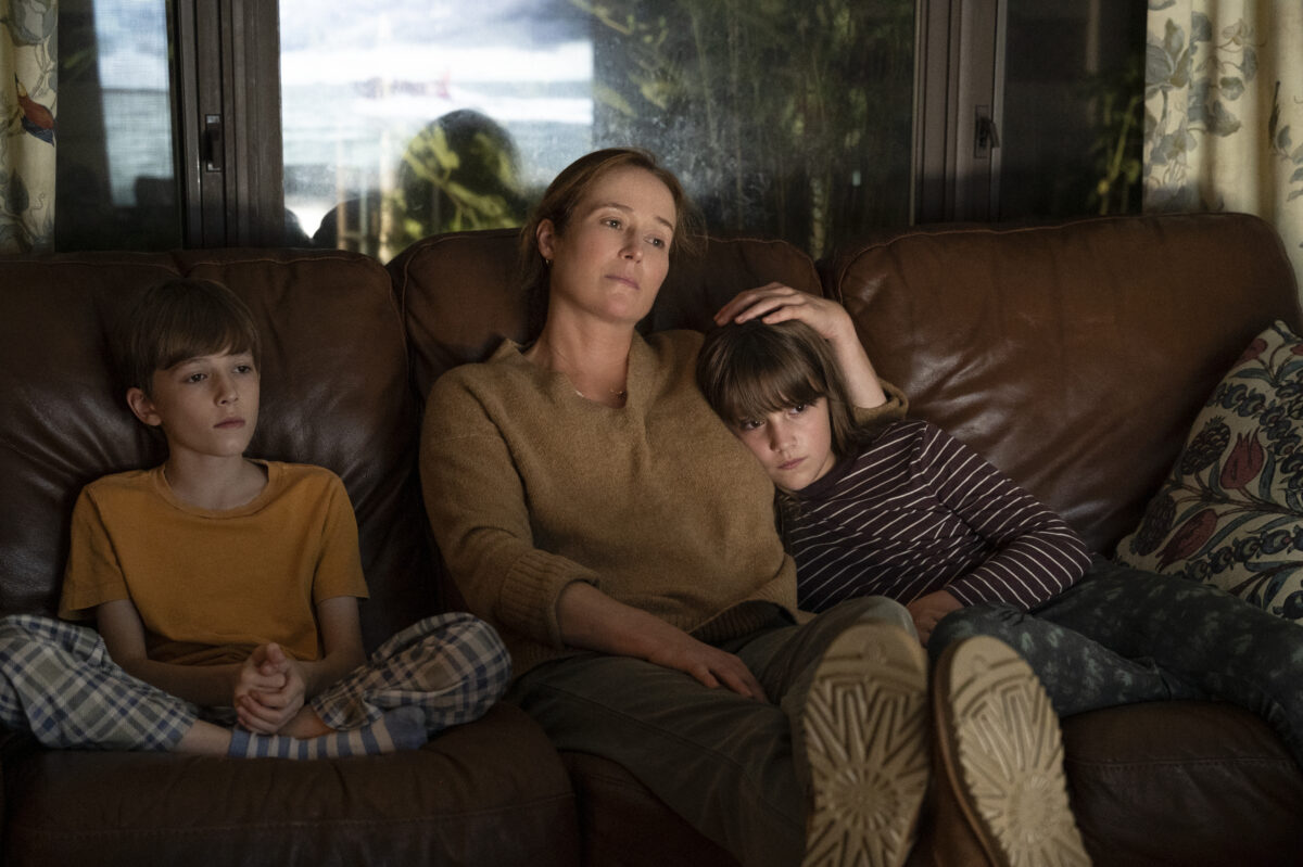 Hywel Madden (Wesley Holloway), Laura Madden (Jennifer Ehle) and Iris Madden (Justine Colan) v dráme Keď prehovorila.