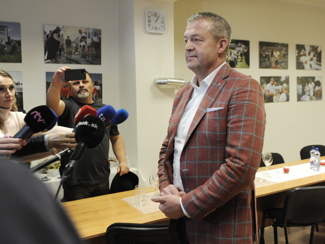 Jaroslav Baška vo svojej volebnej centrále