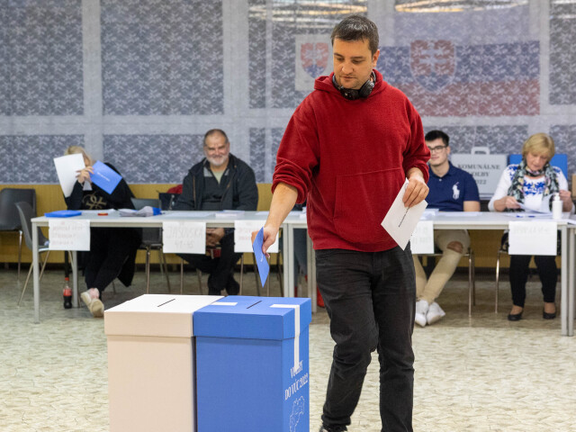 Voľby 2022, volebná miestnosť,