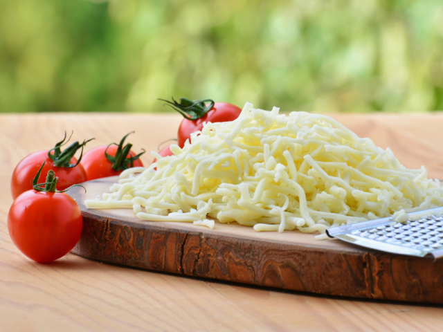 Mozzarella, syr, rajčiny, strúhaný syr