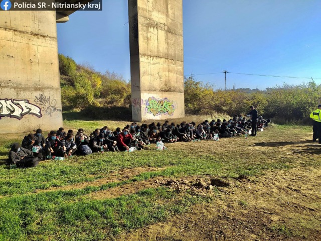 polícia migranti diaľnica
