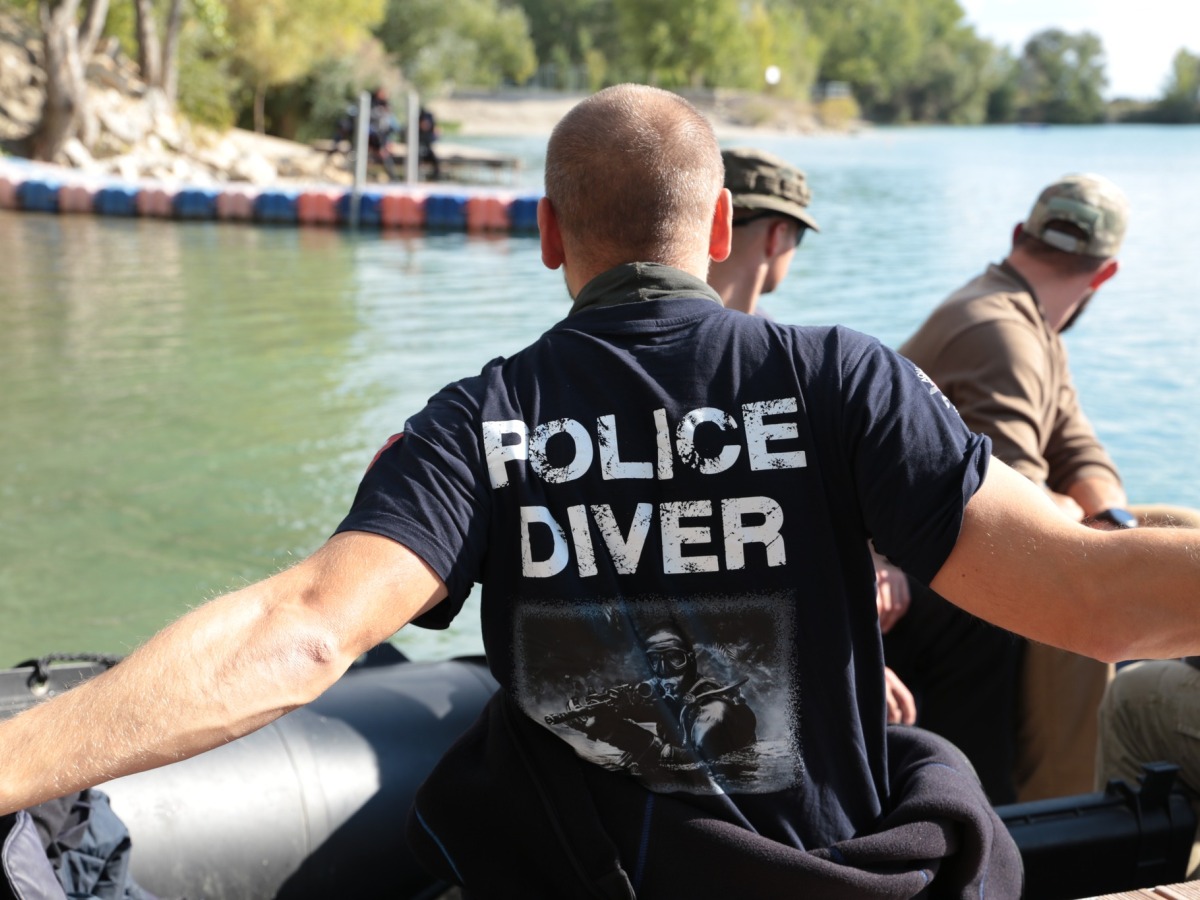 Policajný potápač / Police Diver /