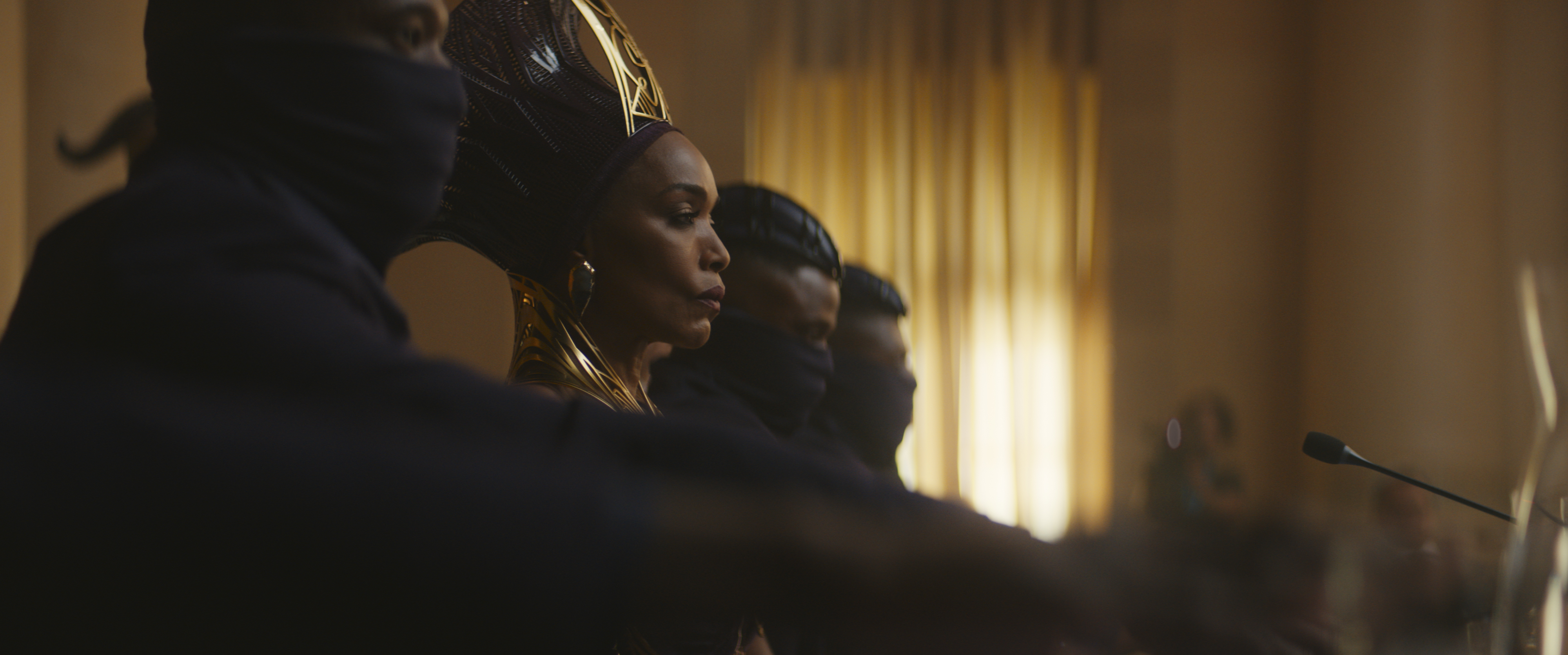 Angela Bassett ako Ramonda v snímke Čierny panter: Navždy Wakanda.
