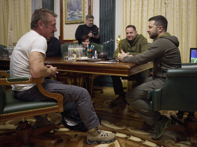 Herec Sean Penn v novembri 2022 navštívil Ukrajinu. Penn daroval ukrajinskému prezidentovi jedného zo svojich Oscarov.