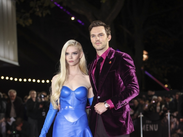 Anya Taylor-Joy v kožených šatách Alexander McQueen
