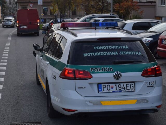 Polícia / policajné auto /