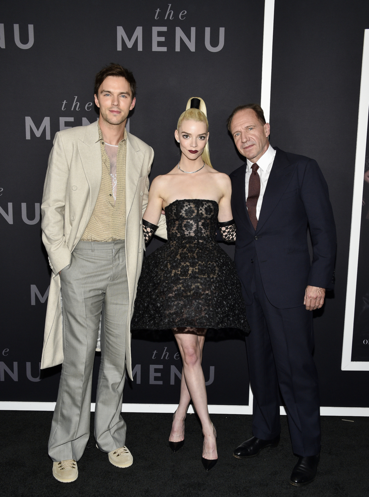 Nicholas Hoult (vľavo),  Anya Taylor-Joy a Ralph Fiennes