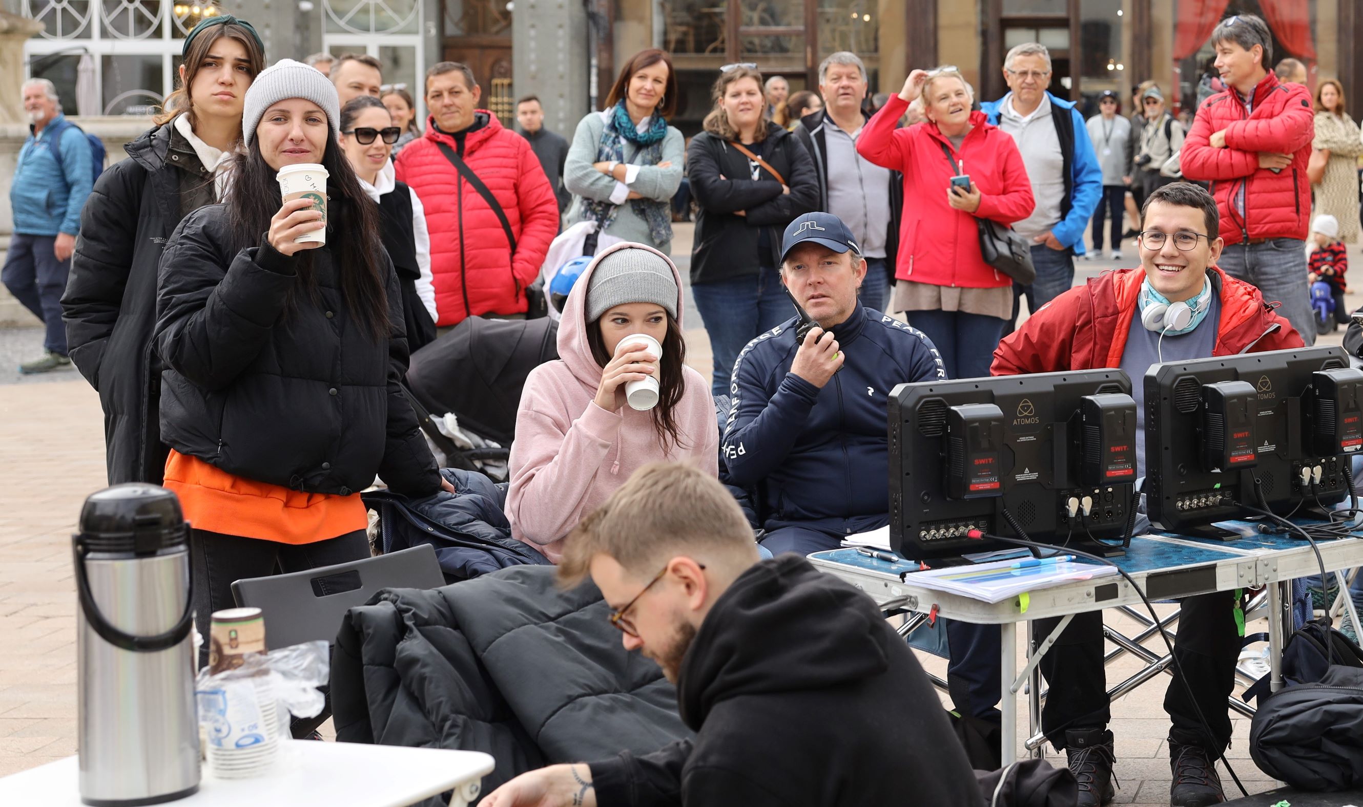 Režisér Peter Hoferica (prvý sprava) na natáčaní seriálu Druhá šanca.