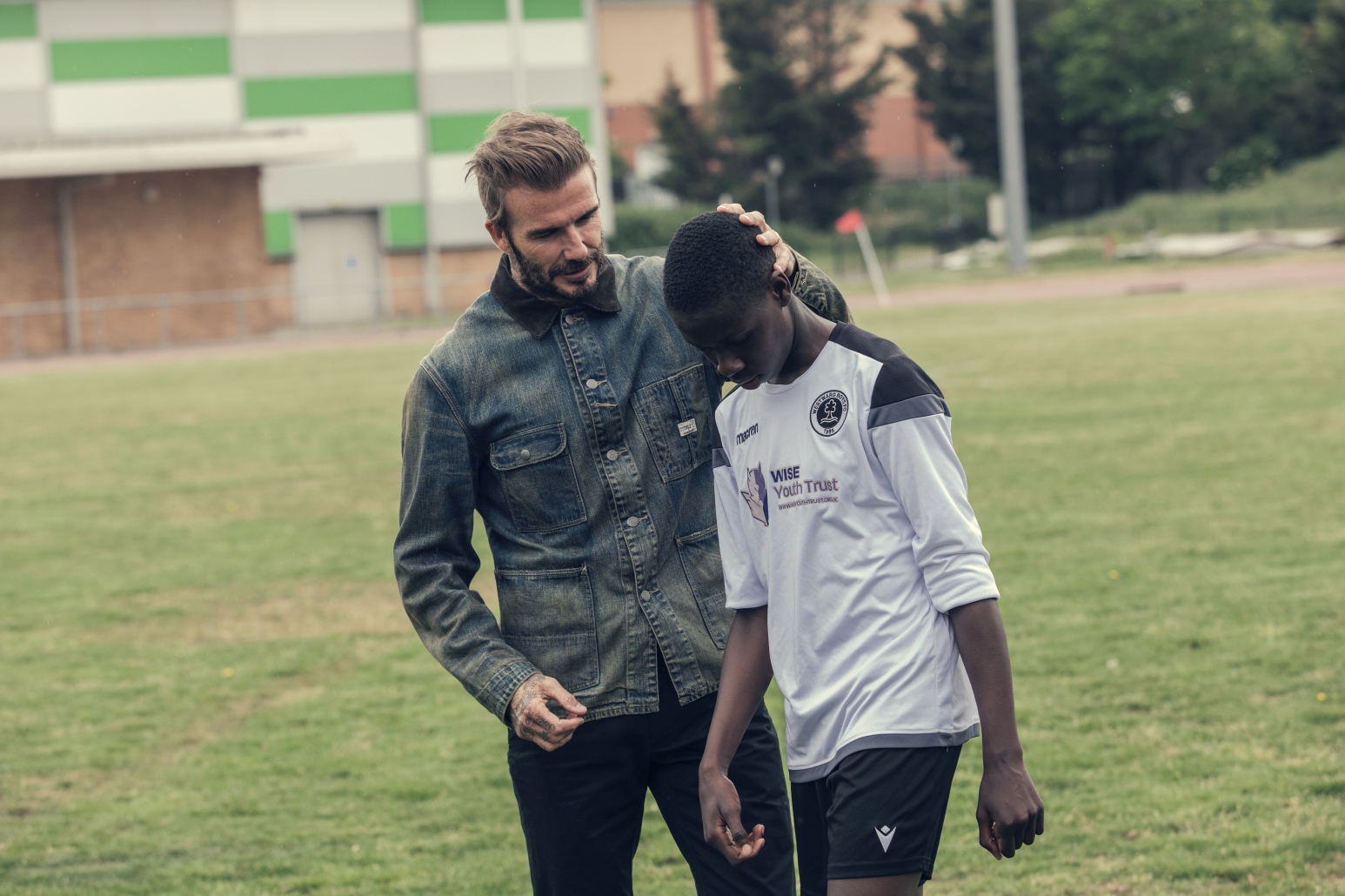 Futbalista David Beckham a hráč Kuro na zábere zo seriálu Zachráň naše družstvo.