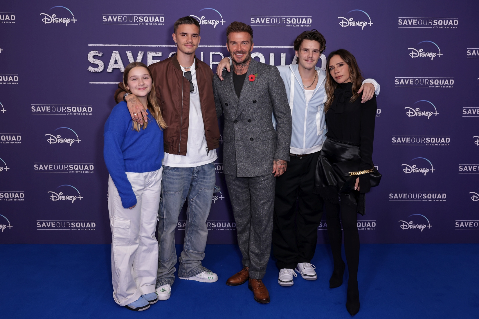 Futbalista David Beckham (v strede) so svojou rodinou - zľava: dcéra Harper Beckham, synovia Romeo Beckham a Cruz Beckham a jeho manželka Victoria Beckham.