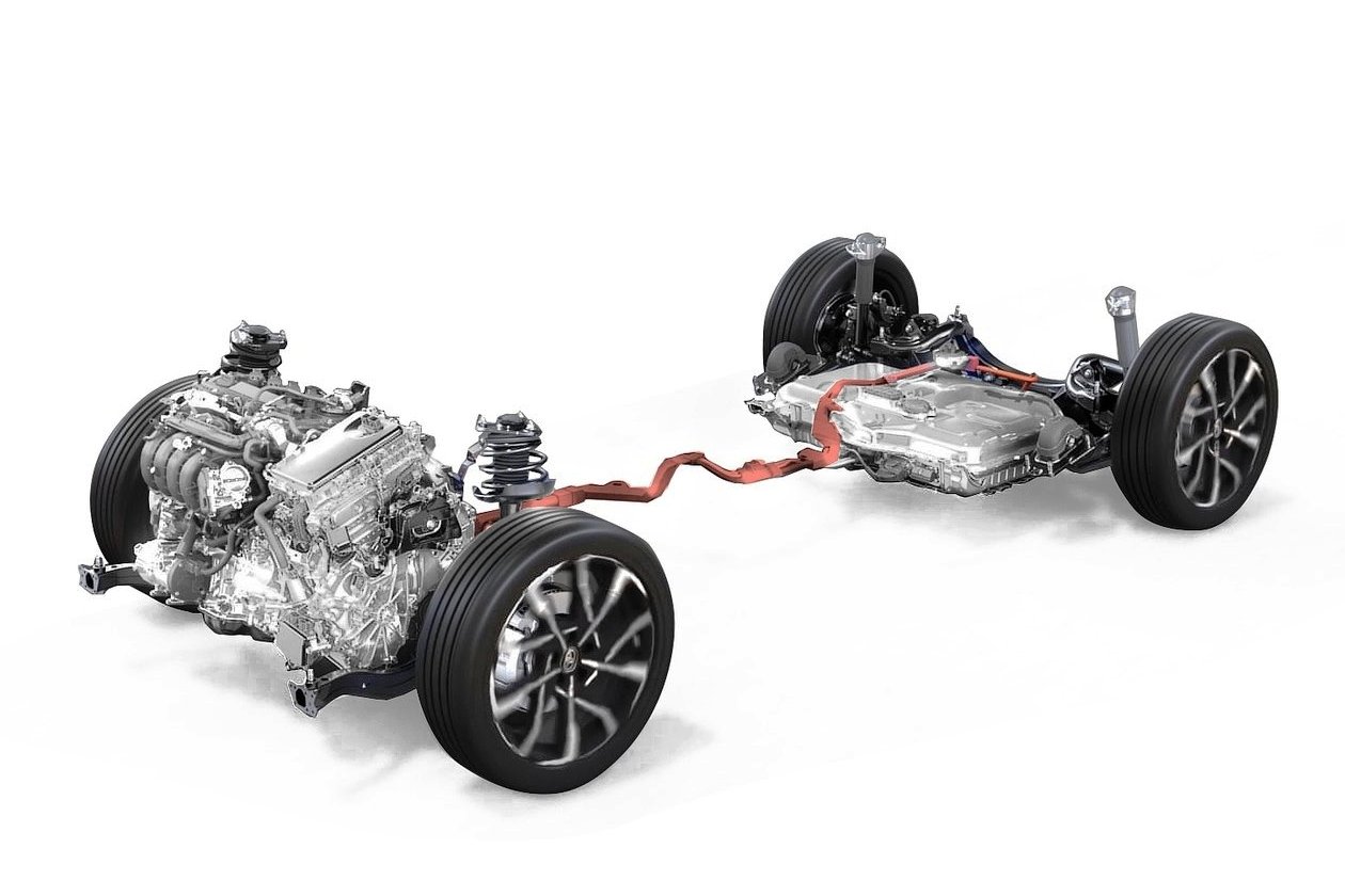 Európska plug-in hybridná verzia už nemá akumulátor v kufri, ale pod zadnými sedadlami. To znamená viac miesta na batožinu aj nižšie ťažisko. A výkon? Ten vzrástol až na164 kW!