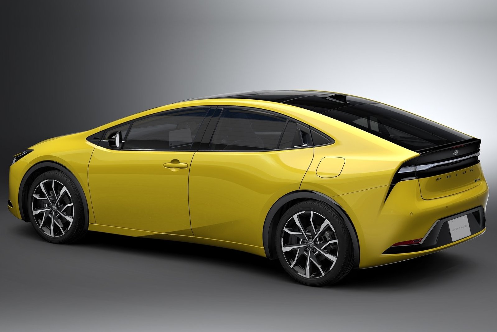 Nový Prius je výrazne nižší, kratší ale širší. A dynamickému vzhľadu pomáhajú aj 19-aplcové disky, najväčšie aké kedy Prius dostal.