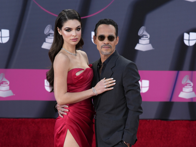 Spevák Marc Anthony a jeho pôvabná partnerka Nadia Ferreira.