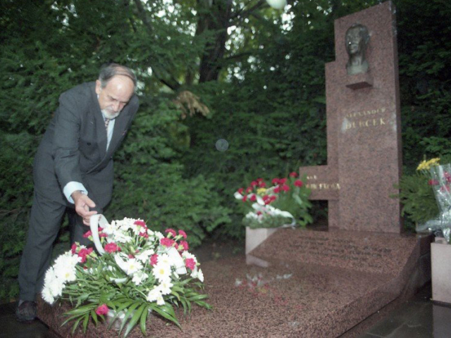 Ivan Laluha, hrob, Alexander Dubček