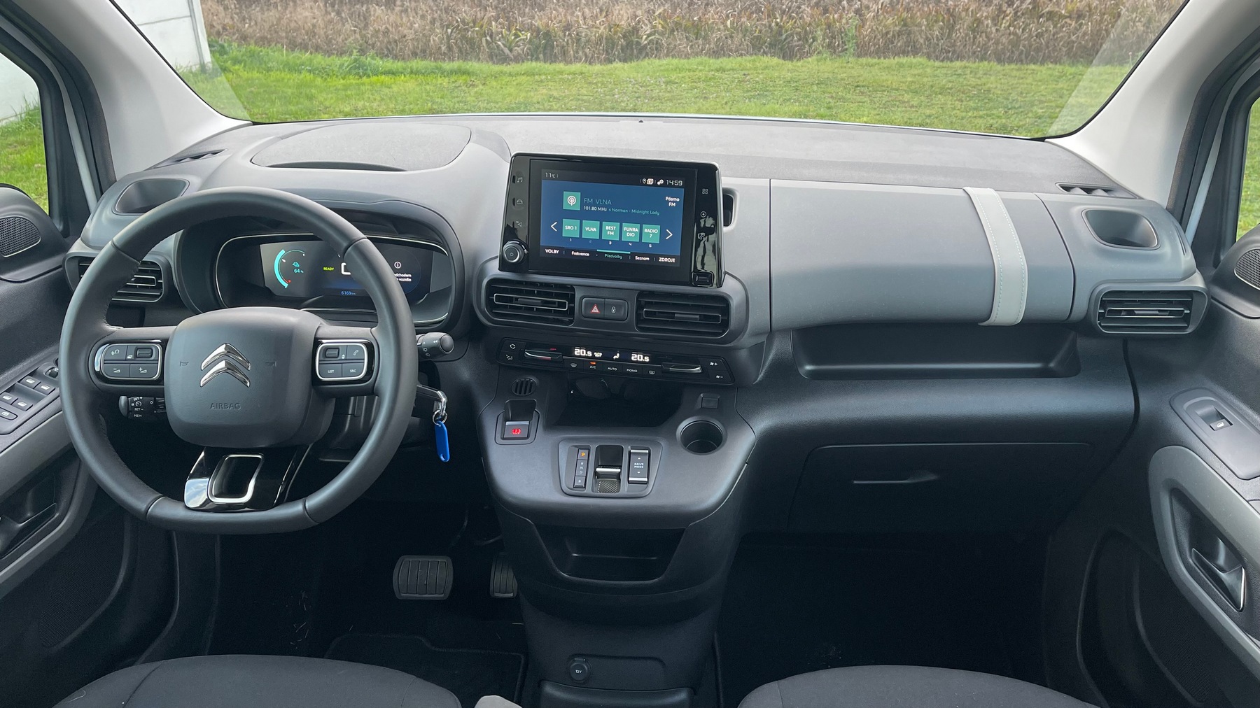 Citroën ë-Berlingo nechal stredový tunel voľný, čo zväčšuje komfort pre nohy.