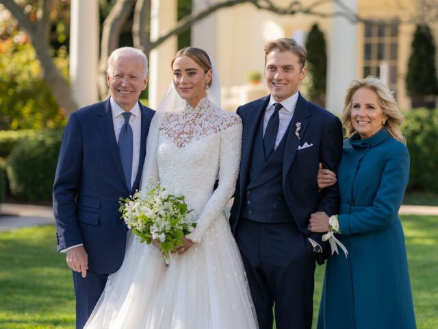 Joe Biden a prvá dáma Dr. Jill Bidenová pózujú s ich vnučkou Naomi Biden