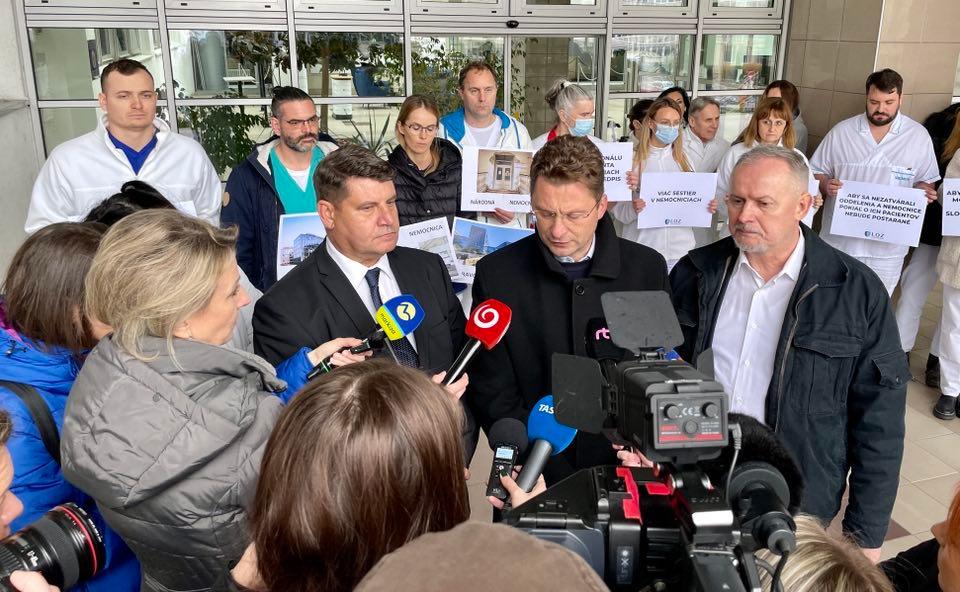 Lekárski odborári sa s vládou stále nedohodli. Šéf LOZ Peter Visolajský (uprostred) odmietol stredajšiu ponuku ministra financií Igora Matoviča na stabilizačný príspevok pre lekárov.