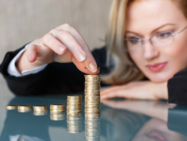 ekonomika, sporenie financií, šetrenie, úspory, počítanie peňazí
