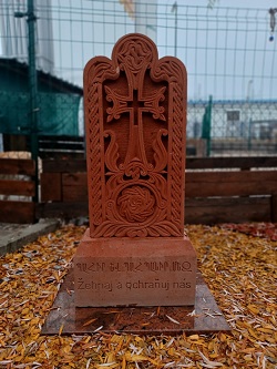 Kamenný reliéf s krížom (chačkar) ručne vyrobili v Arménsku.