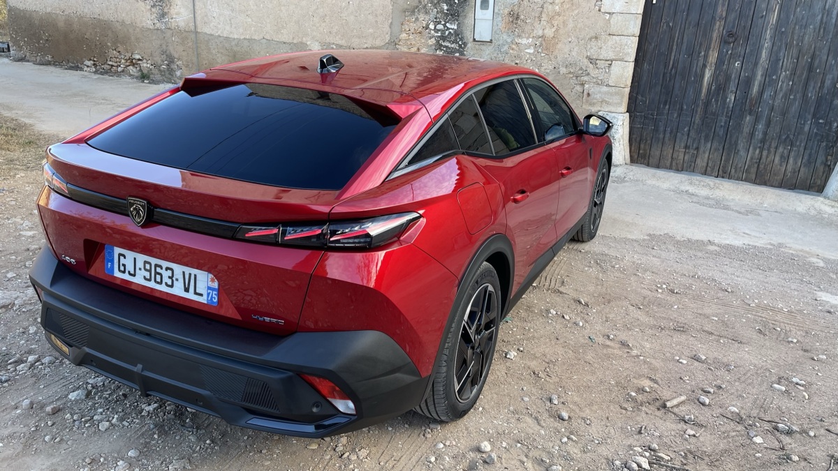 Peugeot 408 plug-in hybrid (2022)