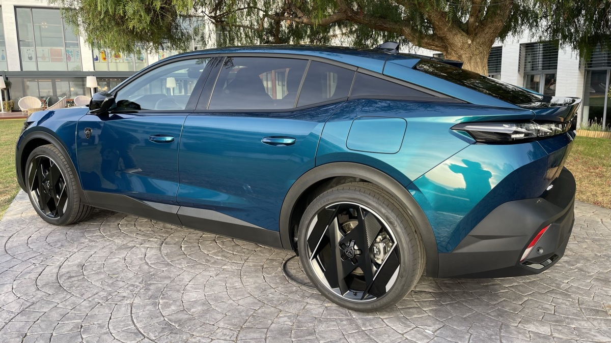 Peugeot 408 plug-in hybrid (2022)