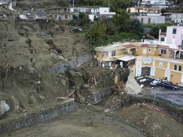 Ischia / Casamicciola  / Zosuv pôdy /