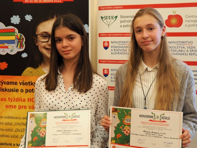 Dve úspešné ôsmačky literátky - Ľudmila Frátričová (vľavo) a Michaela Janigová.