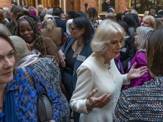 Ngozi Fulani,(vľavo) počas recepcie v Buckinghamskom paláci, ktorú organizovala Camilla