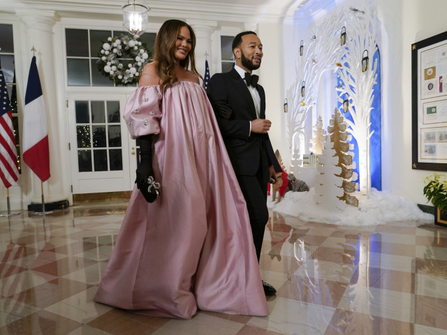 Tehotná modelka a moderátorka Chrissy Teigen a jej manžel, spevák John Legend.