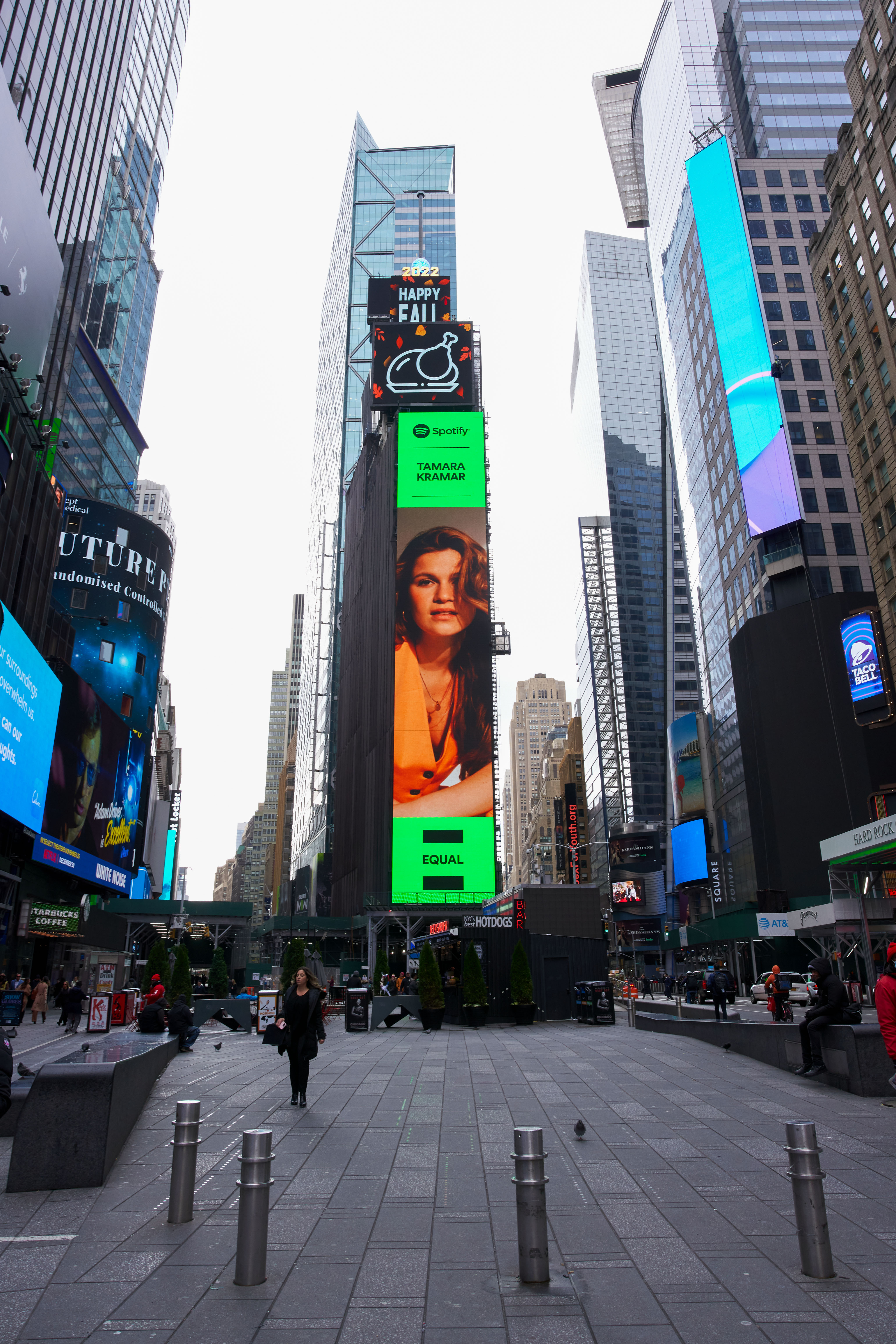 Slovenská speváčka Tamara Kramar v kampani Equal na Time Square.