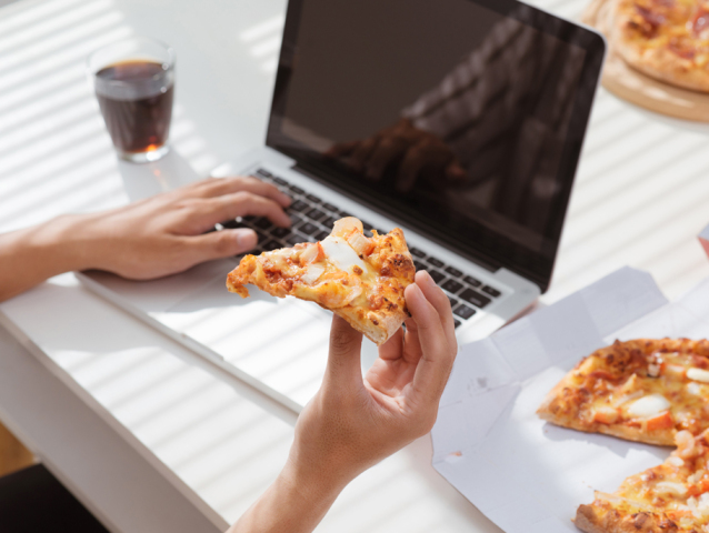 obed, jedlo za počítačom, pizza, práca z domu