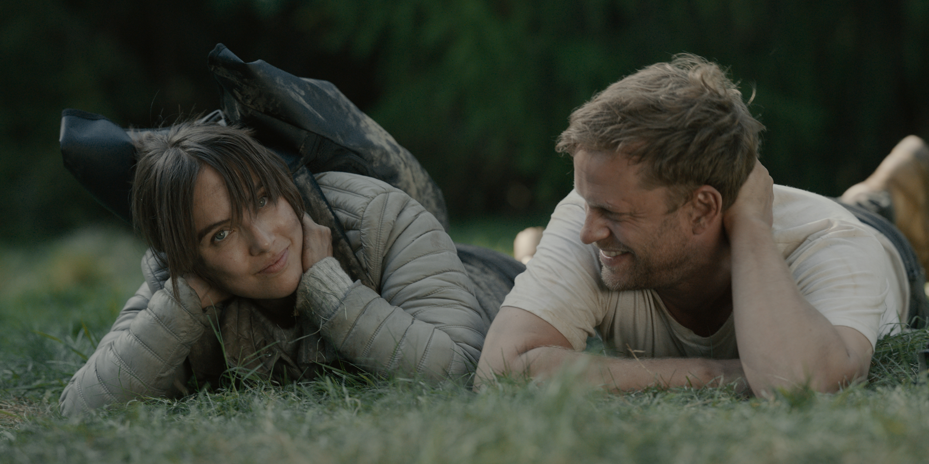 Tereza Ramba a Jakub Prachař vo filme Buď chlap!.
