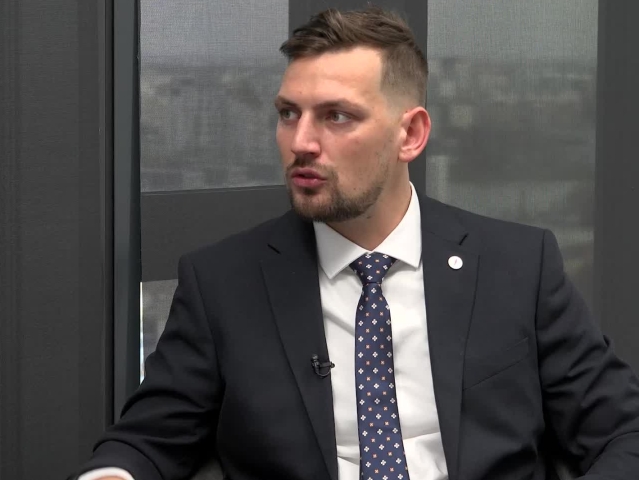 Matej Dobiš, Ide o peniaze