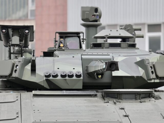 pásový obrnený transportér CV90