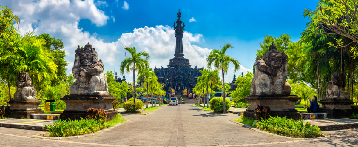 hinduistický chrám Bajra Sandhi monument, Denpasar, Bali, Indonézia na pozadí tropickej prírody a modrej letnej oblohy, Indonézia