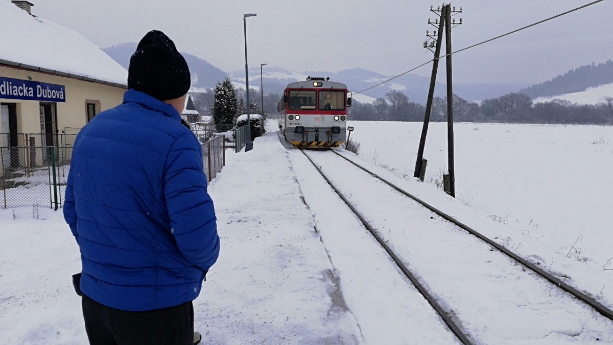 vlak, Sedliacka Dubová, stopovanie na peróne