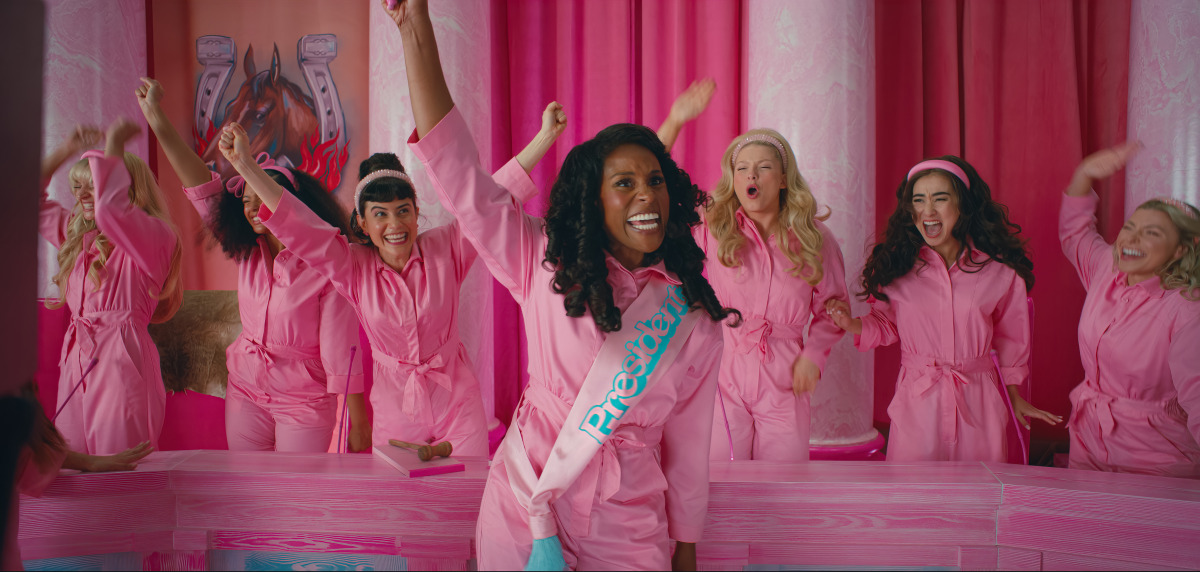 Issa Rae (v strede) vo filme Barbie