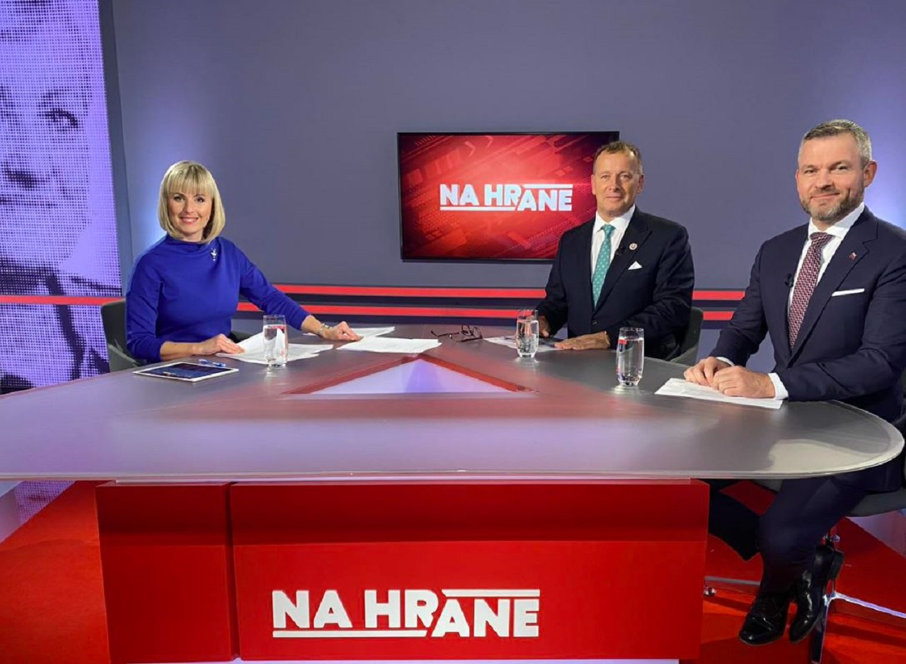 Moderátorka Jana Krescanko Dibáková s Borisom Kollárom a Petrom Pellegrinim v relácii Na hrane.