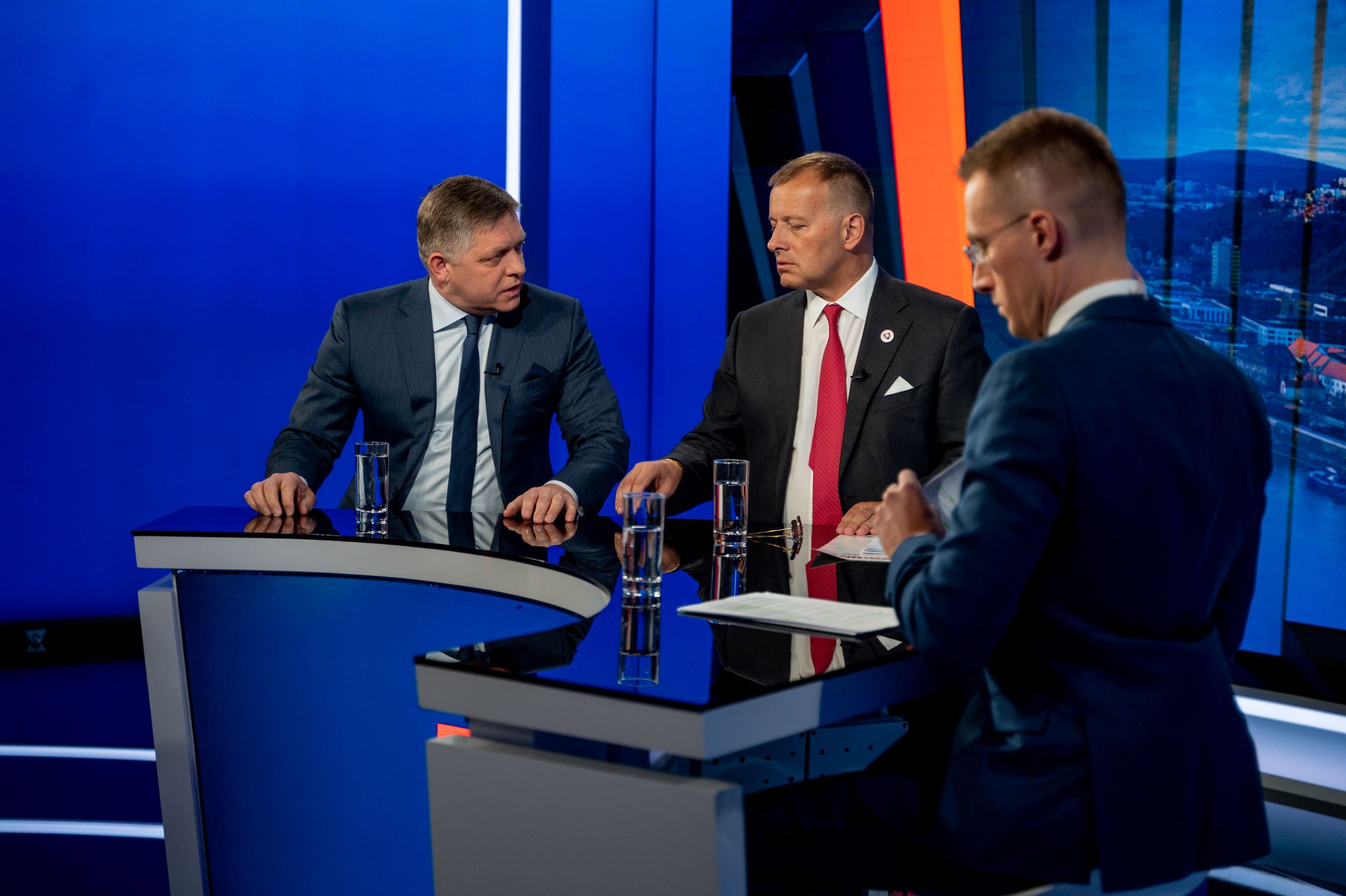 Predseda Smeru-SD Robert Fico a predseda Sme rodina Boris Kollár v diskusii relácie Na telo televízie Markíza.