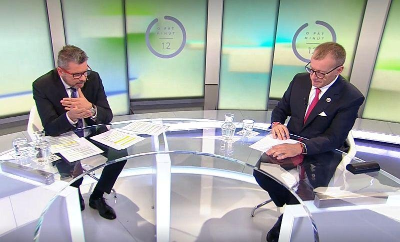 Moderátor Marek Makara a predseda parlamentu Boris Kollár v relácii O 5 minút 12.