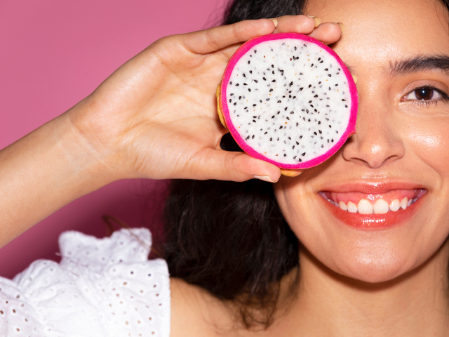 dragon fruit, exotika, tropické ovocie, žena, úsmev, oko