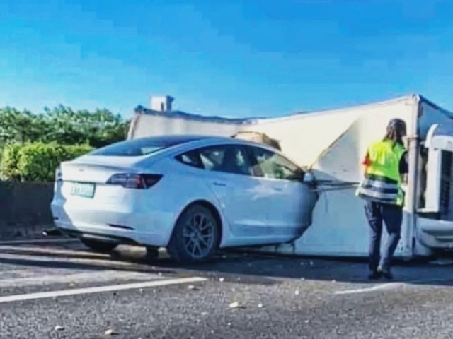 Tesla-Model-3-Autopilot-crash-highway