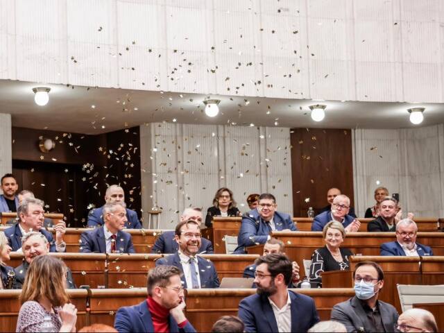 Romana Tabák, parlament, konfety