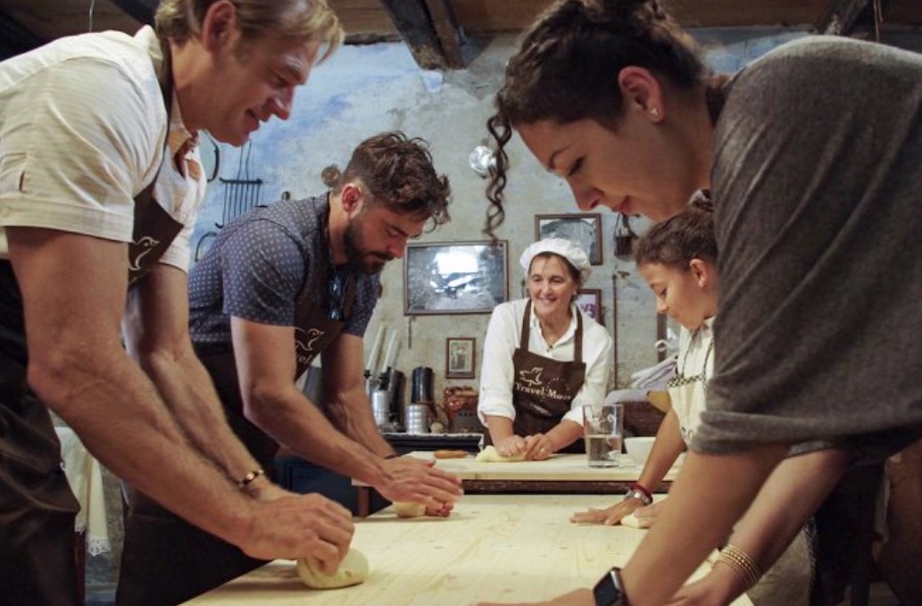 Zac Efron nohami na Zemi (Down to Earth with Zac Efron)