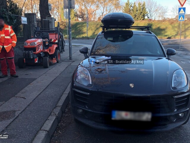 Porsche vs. kosačka - dopravná nehoda