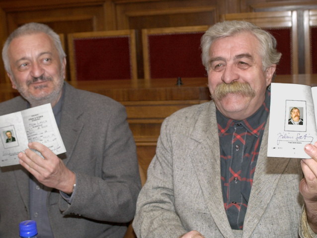Titulom Student honoris causa sa môžu od 22. novembra 2001 hrdiť humoristi Milan Lasica a Július Satinský. Študentské insígnie - index a stravné lístky osobne prevzali od zástupcov Študentskej komory Akademického senátu Filozofickej fakulty Univerzity Komenského v zaplnenej aule univerzity. Pri príležitosti Medzinárodného dňa študentstva im titul udelili za ich životné dielo, vďaka ktorému prichádzajú študenti k humornejším myšlienkam už štyri desaťročia. Na snímke M. Lasica a J. Satinský s novými indexami.

