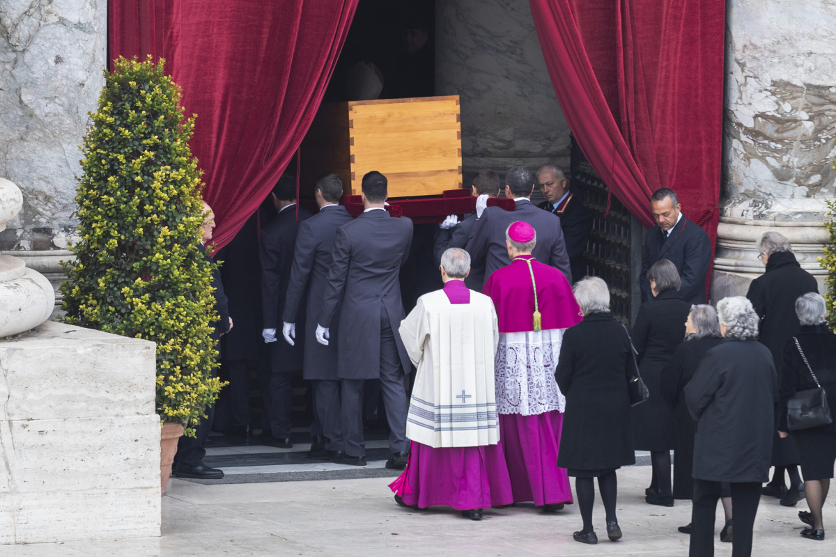 Vatikán Benedikt XVI. pohreb