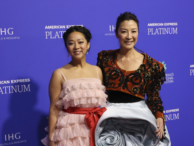 Stephanie Hsu (vľavo) v kreácii Valentino Haute Couture a herečka Michelle Yeoh